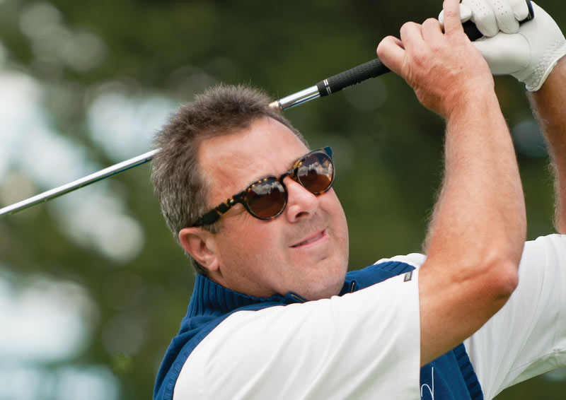 Vince Gill playing golf