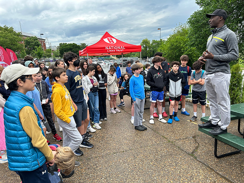 Santonio Holmes speaks to D.C. area students during a First Green Field Trip at National Golf Day