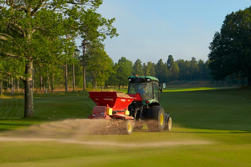 Topdressing golf course