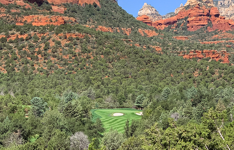 Photo of a nestled green at Seven Canyons Golf Club