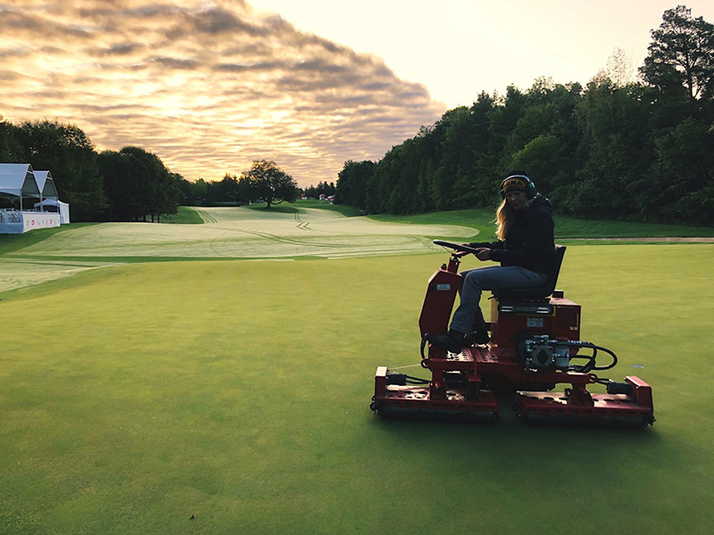 Rachel DeRuyte rolling greens at the CP women's open