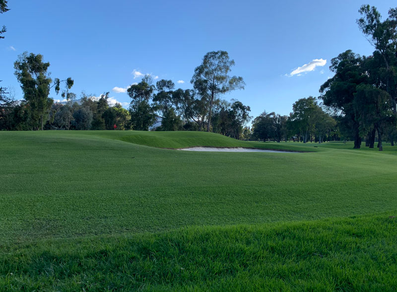 Maintaining kikuyugrass at Torrey Pines Country Club de Bogota