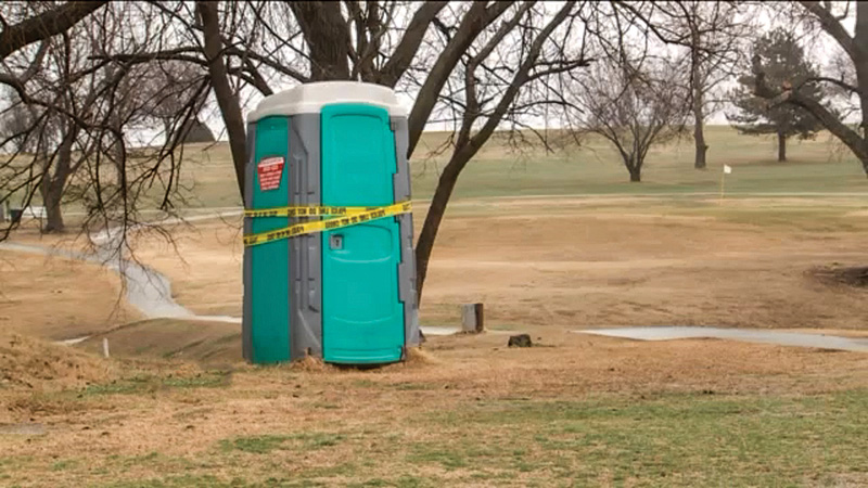 Small patch of yellow discolored turf within a dark green putting green